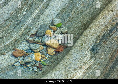 Impressionen von Lavertezzo im Verzasca-Tal, Bezirk Locarno, Kanton Tessin in der Schweiz: Beliebtes Ausflugsziel zum Wandern, Flusstauchen und Schwimmen. Kieselsteine unter Wasser. Stockfoto