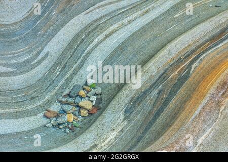 Impressionen von Lavertezzo im Verzasca-Tal, Bezirk Locarno, Kanton Tessin in der Schweiz: Beliebtes Ausflugsziel zum Wandern, Flusstauchen und Schwimmen. Kieselsteine unter Wasser. Stockfoto