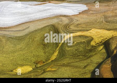 Impressionen von Lavertezzo im Verzasca-Tal, Bezirk Locarno, Kanton Tessin in der Schweiz: Beliebtes Ausflugsziel zum Wandern, Flusstauchen und Schwimmen. Strukturen auf den Felsen. Stockfoto