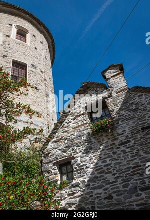 Impressionen von Lavertezzo im Verzasca-Tal, Bezirk Locarno, Kanton Tessin in der Schweiz: Beliebtes Ausflugsziel zum Wandern, Flusstauchen und Schwimmen. Historisches Stadtzentrum. Stockfoto