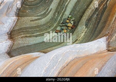 Impressionen von Lavertezzo im Verzasca-Tal, Bezirk Locarno, Kanton Tessin in der Schweiz: Beliebtes Ausflugsziel zum Wandern, Flusstauchen und Schwimmen. Strukturen auf den Felsen. Stockfoto