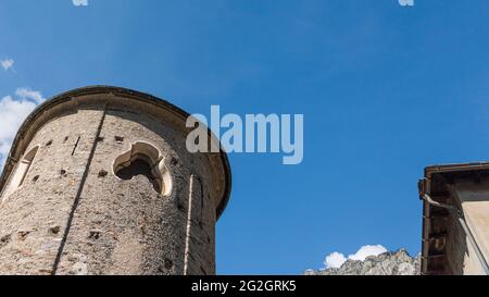 Impressionen von Lavertezzo im Verzasca-Tal, Bezirk Locarno, Kanton Tessin in der Schweiz: Beliebtes Ausflugsziel zum Wandern, Flusstauchen und Schwimmen. Historisches Stadtzentrum, Blick nach oben. Stockfoto