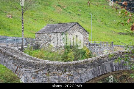 Impressionen von Lavertezzo im Verzasca-Tal, Bezirk Locarno, Kanton Tessin in der Schweiz: Beliebtes Ausflugsziel zum Wandern, Flusstauchen und Schwimmen. Die berühmte Ponte dei Salti (Brücke der Sprünge). Stockfoto