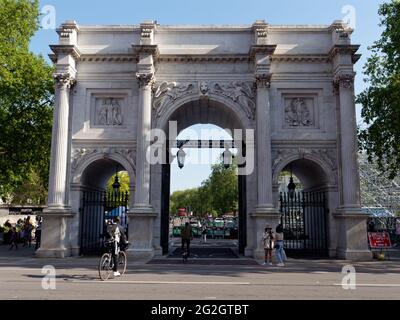 London, Greater London, England - 27. Mai 2021: Ein Radfahrer nähert sich Marble Arch Stockfoto