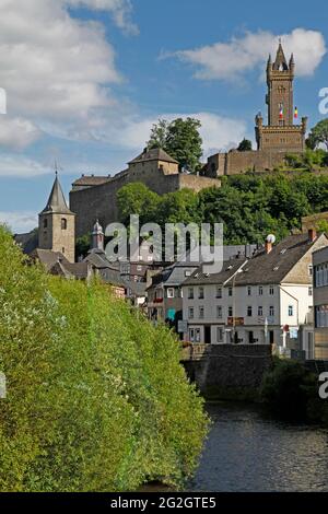 Dill, Brücke, Altstadt, Wahrzeichen der Stadt: Wilhelmsturm, Baujahr 1872-1875, Dillenburg, Hessen, Deutschland Stockfoto