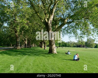 London, Greater London, England - 27. Mai 2021: Menschen chillen im Hyde Park an einem sonnigen Frühlingstag Stockfoto