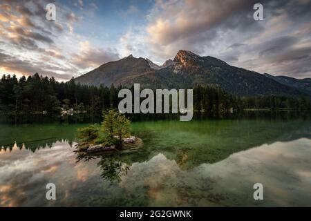 Der Hintersee am Morgen und der Hochkalter im Hintergrund. Stockfoto