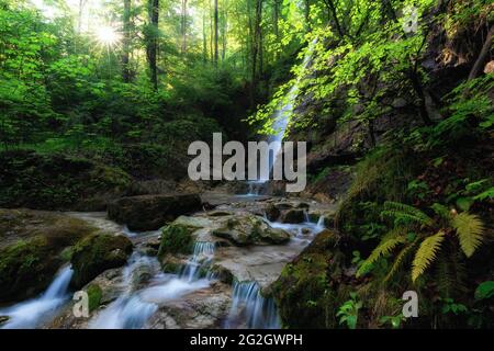 Ein Wasserfall im Alpenvorland an der Kesselbergstraße. Stockfoto