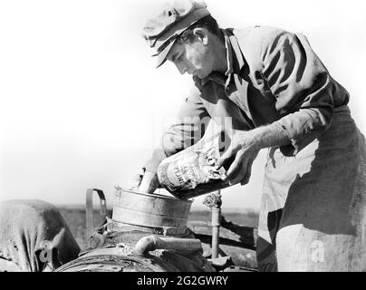 Migrantischer Tagelöhner Mischspray, um weiße Fliegen zu töten und Bohnenpflanzen zu nähren, in der Nähe von Belle Glade, Florida, USA, Marion Post Wolcott, U.S. Farm Security Administration, Januar 1939 Stockfoto