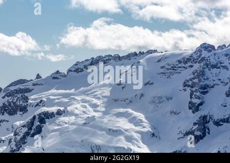 Blick von Sass Pordoi auf Marmolada, den höchsten Berg der Dolomiten, Südtirol, Südtirol, Dolomiten, Italien, Europa Stockfoto