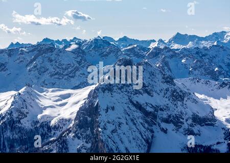 Blick von der Aussichtsterrasse Sass Pordoi auf die Berge der Dolomiten, Pordoipass, Sellaronda, Südtirol, Südtirol, Dolomiten, Italien, Europa Stockfoto