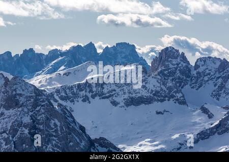 Blick von der Aussichtsterrasse Sass Pordoi auf die Dolomiten, von links Cima de Focobon, 3054 m, Cima della Vezzana, 3192 m, Cimon della Pala, 3184 m, Cima Uomo, 3010 m, Pordoi Pass, Sellaronda, Südtirol, Südtirol, Dolomiten, Italien, Europa Stockfoto