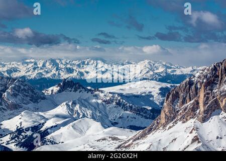 Blick von der Sass Pordoi Aussichtsterrasse auf die Dolomiten, Rosszähnegruppe, 2653 m, Rosengarten, hinter den Ortler Alpen mit der Königspitze, 3851 m, Südtirol, Südtirol, Südtirol, Dolomiten, Italien, Europa Stockfoto