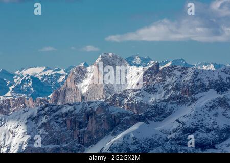 Blick von der Sass Pordoi Aussichtsterrasse auf die Berge der Dolomiten, Rosengartengruppe, Rosengarten Spitze, Rosengarten, 2961 m, Trient, Südtirol, Südtirol, Dolomiten, Italien, Europa Stockfoto