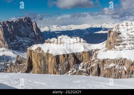 Blick von der Aussichtsterrasse Sass Pordoi, Piz Ciavazes, 2828 m, im Hintergrund Stubaier Alpen, Sellastock, Pordoipass, Sellaronda, Südtirol, Südtirol, Dolomiten, Italien, Europa Stockfoto