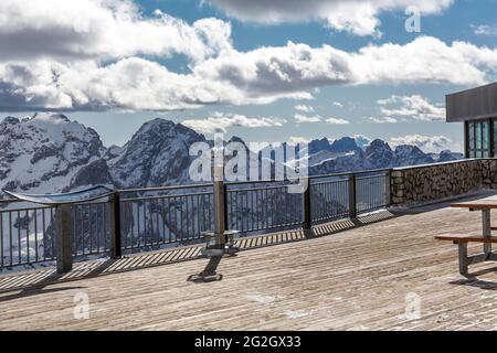 Aussichtsterrasse Sass Pordoi, hinten Marmolada, 3343 m, Gran Vernel, 3201 m, Sella-Gebirge, Pordoipass, Sellaronda, Südtirol, Südtirol, Dolomiten, Italien, Europa Stockfoto