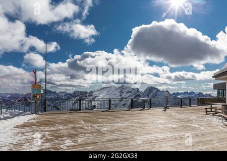 Aussichtsterrasse Sass Pordoi, hinten Marmolada, 3343 m, Sellastock, Pordoi Pass, Sellaronda, Südtirol, Südtirol, Dolomiten, Italien, Europa Stockfoto