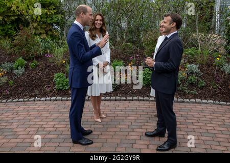 Der Herzog und die Herzogin von Cambridge sprechen mit dem französischen Präsidenten Emmanuel Macron und seiner Frau Brigitte, während sie an einem Empfang im Eden Project während des G7-Gipfels in Cornwall teilnehmen. Bilddatum: Freitag, 11. Juni 2021. Stockfoto