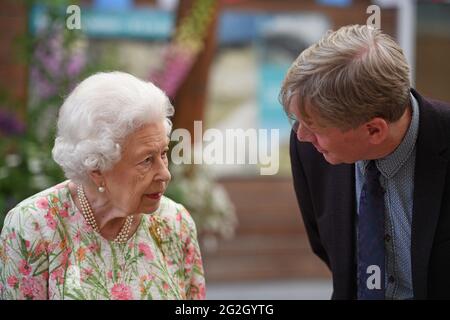 Königin Elizabeth II. Spricht mit Peter Stewart, dem Vorstandsmitglied des Eden Project, während sie an einer Veranstaltung im Eden Project zur Feier der Big Lunch-Initiative während des G7-Gipfels in Cornwall teilnehmen. Bilddatum: Freitag, 11. Juni 2021. Stockfoto