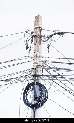 Viele Kabel und Drähte am Strommast Stockfoto
