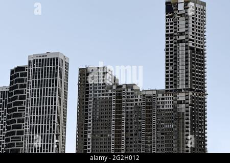 Typische moderne Hochhausgebäude. Infrastruktur des Schlafbezirks der Stadt. Wohnraum für städtische Familien in einem Wohngebiet. T Stockfoto