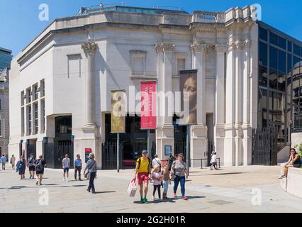 Die Leute kommen am Sainsbury-Flügel der Nationalgalerie vorbei. London, England, Großbritannien Stockfoto