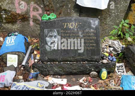 Eine detaillierte Ansicht von Pre's Rock, Freitag, 11. Juni 2021, in Eugene, Ore. Das Denkmal befindet sich am Fuße des Felsens am Straßenrand, wo sich der amerikanische Abhang befindet Stockfoto