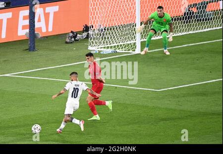 11. Juni 2021, Latium, Rom: Fußball: Europameisterschaft, Vorrunde, Gruppe A, Türkei - Italien im Stadio Olimpico di Roma. Lorenzo Inisgne (l) aus Italien versucht neben Mehmet Zeki Celik aus der Türkei mit Torwart Ugurcan Cakir aus der Türkei auf das Tor zu treffen. Wichtig: Nur für redaktionelle Nachrichtenberichte. Ohne vorherige schriftliche Genehmigung der UEFA nicht für kommerzielle oder Marketingzwecke verwendet. Bilder müssen als Standbilder erscheinen und dürfen keine Matchaction-Videoaufnahmen emulieren. Stockfoto