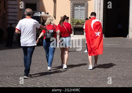Rom, Italien. Juni 2021. Türkische Jungs auf der Piazza di Pietra in Rom (Foto: Matteo Nardone/Pacific Press/Sipa USA) Quelle: SIPA USA/Alamy Live News Stockfoto