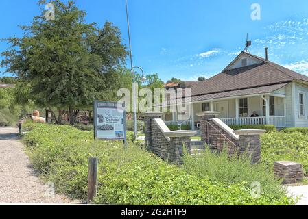 BREA, KALIFORNIEN - 9 JUN 2021: Olinda Oil Museum and Trail Hauptgebäude und Schild. Stockfoto