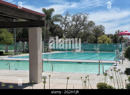 BREA, KALIFORNIEN - 9 JUN 2021: The Plunge, ein öffentliches Schwimmbad im City Hall Park. Stockfoto