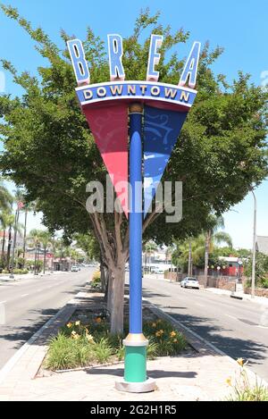 BREA, KALIFORNIEN - 9 JUN 2021: Schild „Downtown Brea“ auf dem Brea Boulevard gegenüber vom City Hall Park. Stockfoto