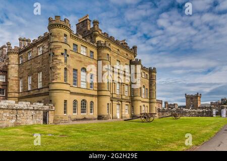 Schottland. Culzean Castle Hauptgebäude mit napoleonischen Artilleriefeldkanonen, die auf den ummauerten Garten und den Brunnen blicken Stockfoto