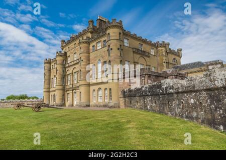 Schottland. Culzean Castle Hauptgebäude mit napoleonischen Artilleriefeldkanonen, die auf den ummauerten Garten und den Brunnen blicken Stockfoto