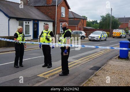 Polizeibeamte und Fahrzeuge auf der Wyberton West Road nach einer Bombenangriffe in einem Haus, die zur Evakuierung der nahegelegenen Häuser führte Stockfoto