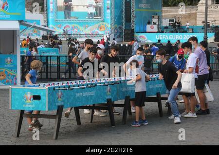 Rom, Italien. Juni 2021. ROM, Italien - 11.5.2021: Türkische und italienische Fans in der Fanzone für Euro 2020 auf der piazza del popolo in rom vor dem Eröffnungsspiel der europameisterschaft 2020 Quelle: Independent Photo Agency/Alamy Live News Stockfoto