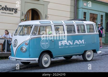 Banska Stiavnica, Slowakei - 6. Juni 2021 : Minibus Volkswagen Typ 2 (Samba Bus) in den Straßen von Banska Stiavnica. Stockfoto