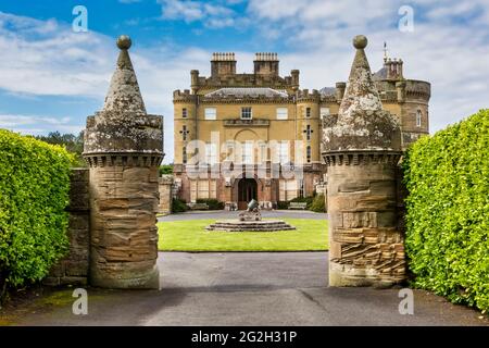 Schottland. Culzean Castle vom Uhrenturm, dem Kutschenhaus und den Pferdeställen aus gesehen Stockfoto