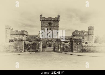 Schottland. Culzean Castle Uhrturm, Kutschenhaus und Pferdestall in monochromer Form Stockfoto