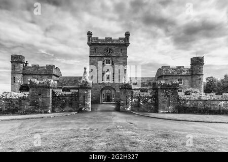 Schottland. Culzean Castle Uhrturm, Kutschenhaus und Pferdestall in monochromer Form Stockfoto