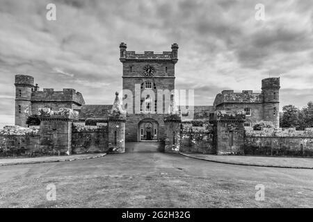 Schottland. Culzean Castle Uhrturm, Kutschenhaus und Pferdestall in monochromer Form Stockfoto