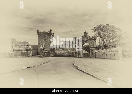 Schottland. Culzean Castle Uhrturm, Kutschenhaus und Pferdestall in monochromer Form Stockfoto