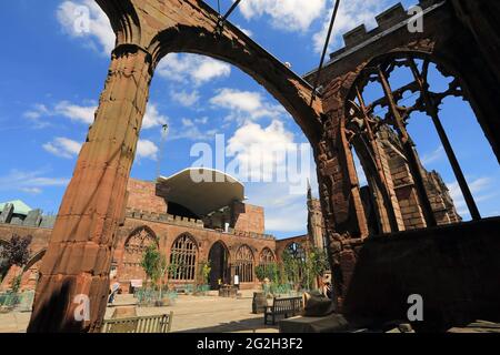 Die bombardierte die Kathedrale, die im 2. Weltkrieg durch den Blitz zerstört wurde, mit der neuen darüber hinaus, in Coventry, City of Culture 2021, in Warwickshire, Großbritannien Stockfoto