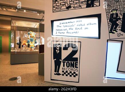 2021 Ausstellung über die 2 Tone Music Sensation, die in den 70er Jahren in Coventry entstand, in der Herbert Art Gallery & Museum in Warwickshire, Großbritannien Stockfoto