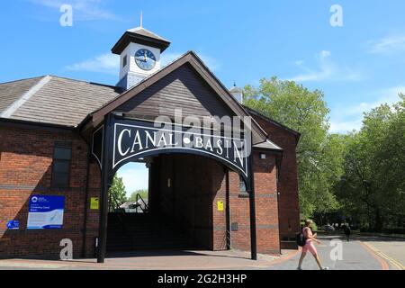 Der Eingang zum restaurierten Coventry Canal Bishop Street Basin in Warwickshire, Großbritannien Stockfoto