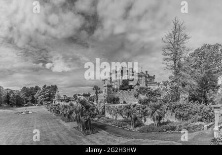 Schottland. Blick auf Culzean Castle vom ummauerten Garten und Fountain Court Green. Stockfoto