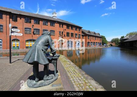 Statue von James Brindley, der den Coventry-Kanal im Bishop Street Basin errichten ließ, umgeben von historischen Lagerhäusern, Großbritannien Stockfoto