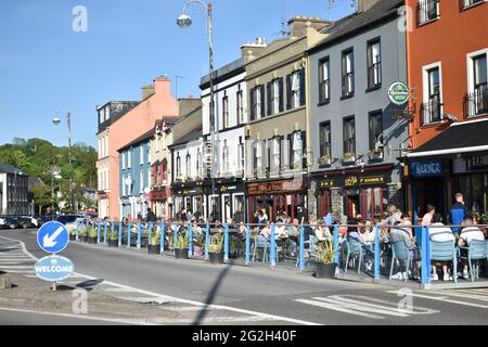 Bantry, West Cork, Irland. Juni 2021. Einheimische und Urlauber in ganz Irland genießen ihre Mahlzeiten im Freien, da das Wetter diese Woche sonnig ist. Kredit: Bantry Media/Alamy Live Nachrichten Stockfoto