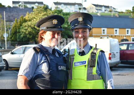 Bantry, West Cork, Irland. Juni 2021. Einheimische und Urlauber in ganz Irland genießen das Essen im Freien, da das Wetter diese Woche sonnig ist, wie Gardai Bridget mit ihrem Kollegen Danielle zu sehen war. Kredit: Bantry Media/Alamy Live Nachrichten Stockfoto