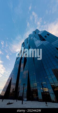 Wien, Wien: DC Tower 1, Frau fotografiert 22. Donaustadt, Wien, Österreich Stockfoto